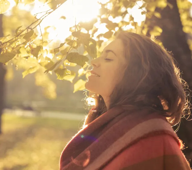 Frau im Herbst in der Natur