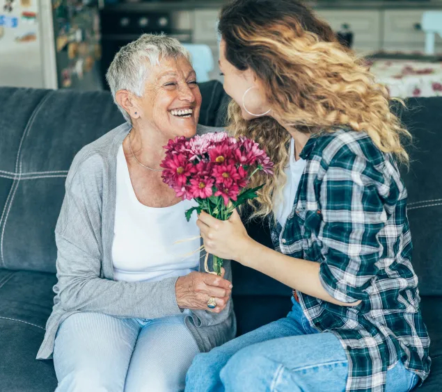 Seniorin mit junger Frau