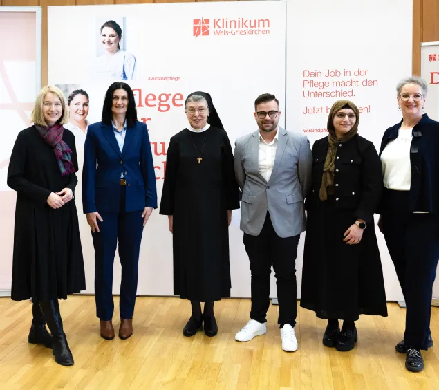 Gesundheitslandesrätin LH-Stv. Christine Haberlander, Sr. Franziska Buttinger, GFin Klinikum Wels Grieskirchen sowie Mag. Karin Zauner, Direktorin des Ausbildungszentrum mit drei der zehn österreichweit ersten OTA-AbsolventInnen. 