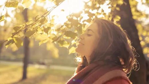 Frau im Herbst in der Natur