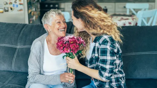 Seniorin mit junger Frau